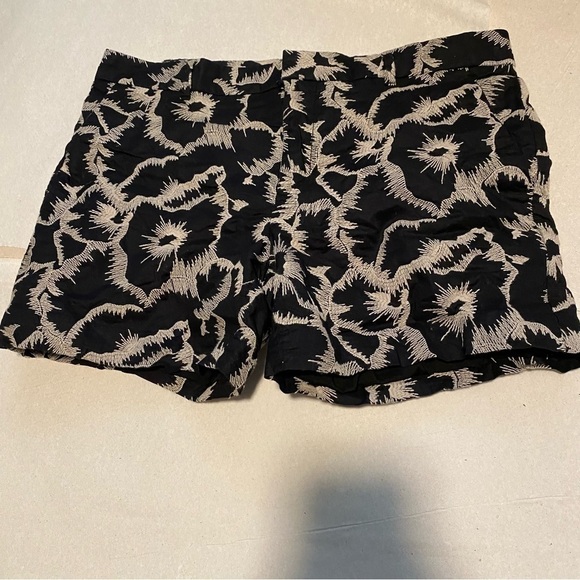 Banana Republic Stylish Black and Beige Patterned Shorts Sketchy Flower size 6 - Picture 1 of 10